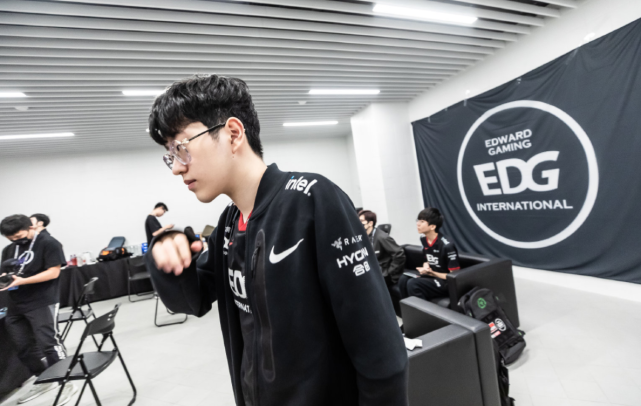 具备高度凝 具备高度凝